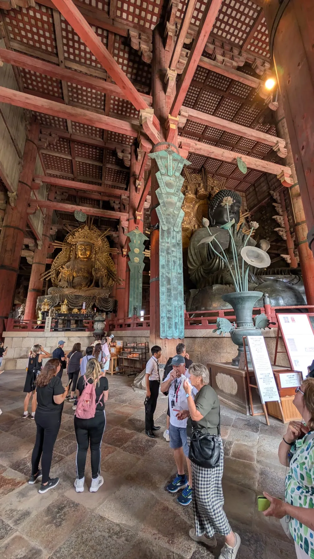 Interno del Todai-ji di Nara con il Grande Buddha di bronzo e le colonne di legno