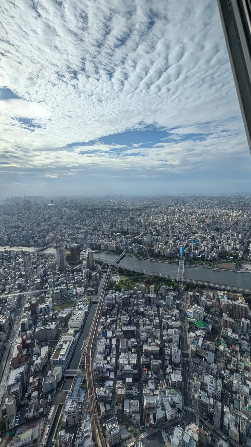 Tokyo vista dall'alto della Skytree, con il fiume e la città fino all'orizzonte