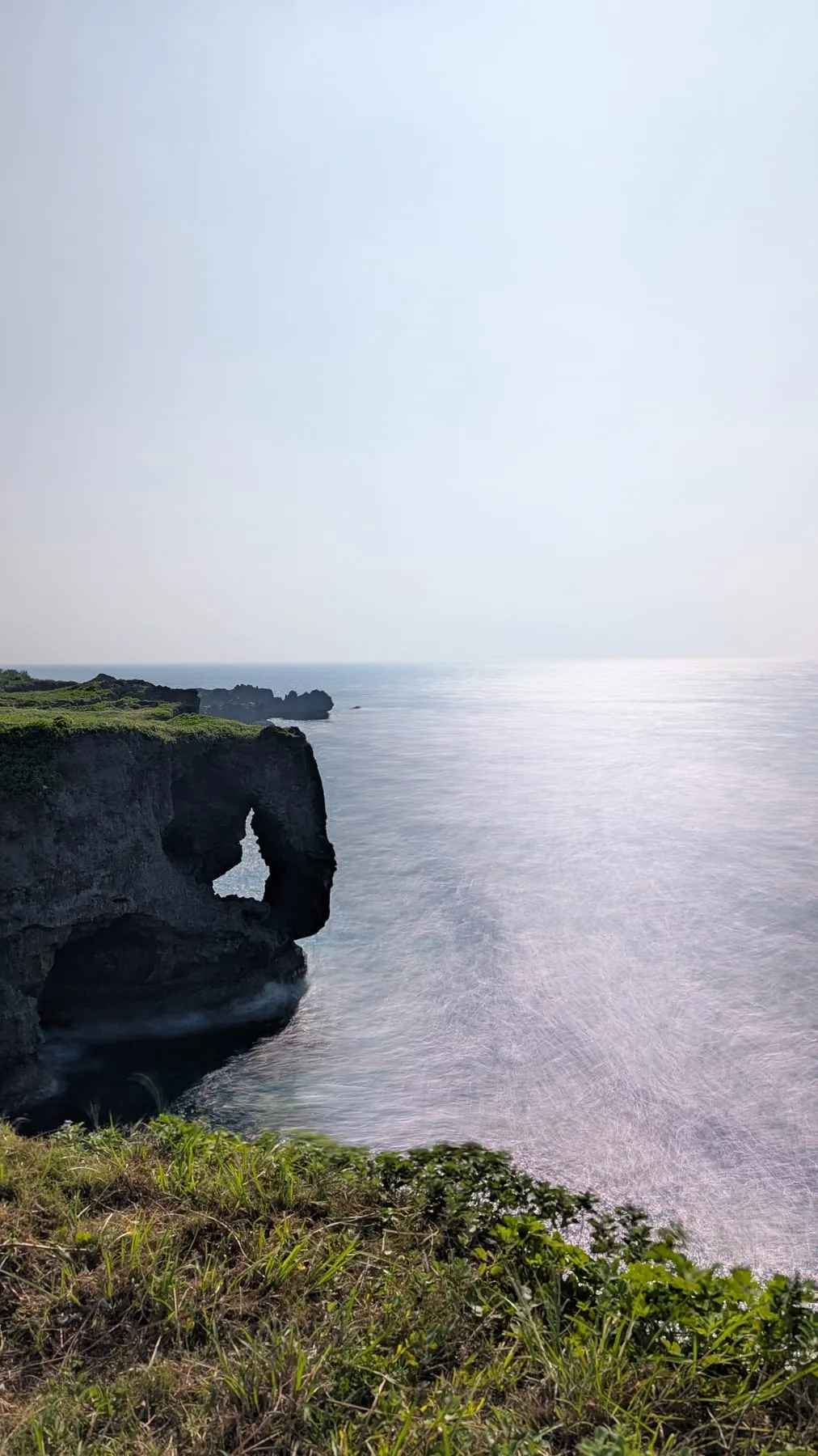 La scogliera di Capo Manzamo a forma di proboscide sopra il mare aperto
