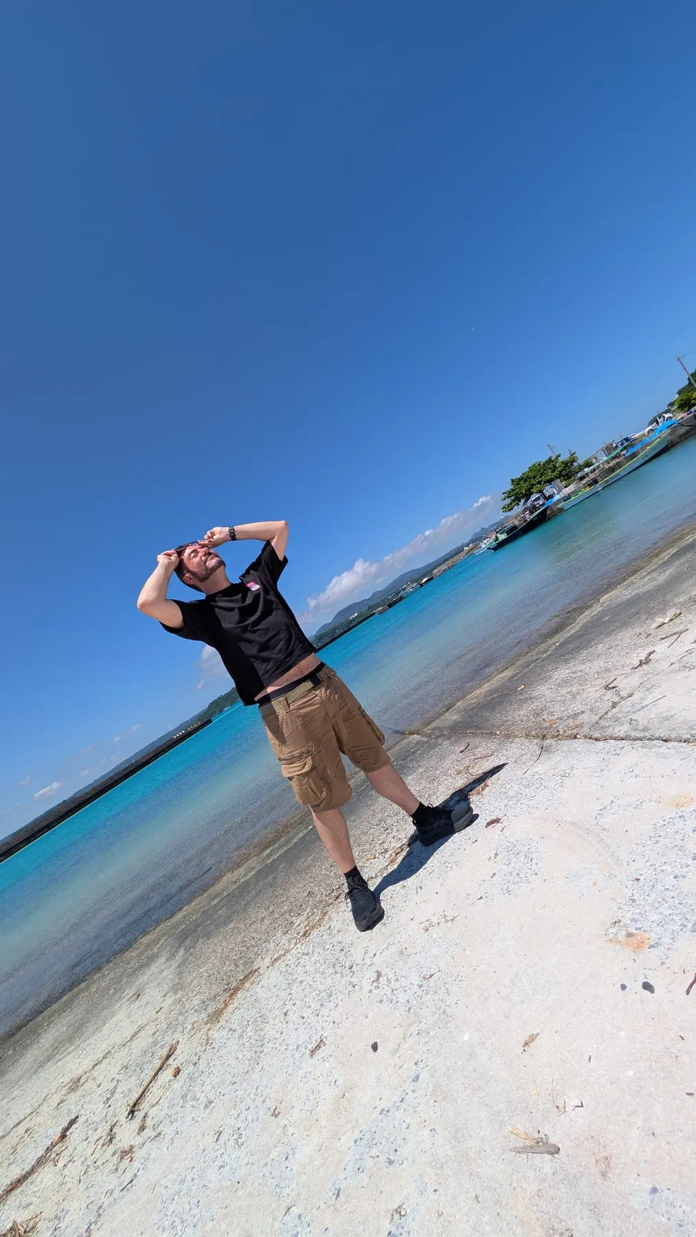 Robugin su una spiaggia bianca di Okinawa con il mare turchese dietro